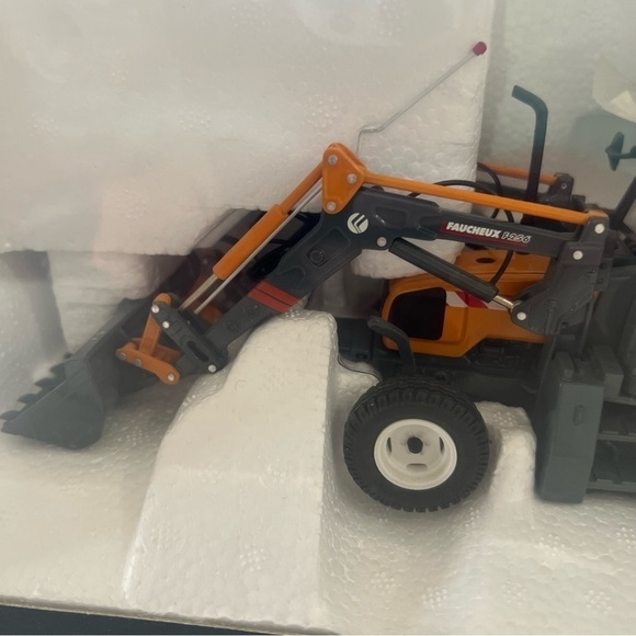 Universal Hobbies Renault Ergos 100 Tractor 1:32 Scale Die-Cast Model โ Rare - Picture 3 of 10